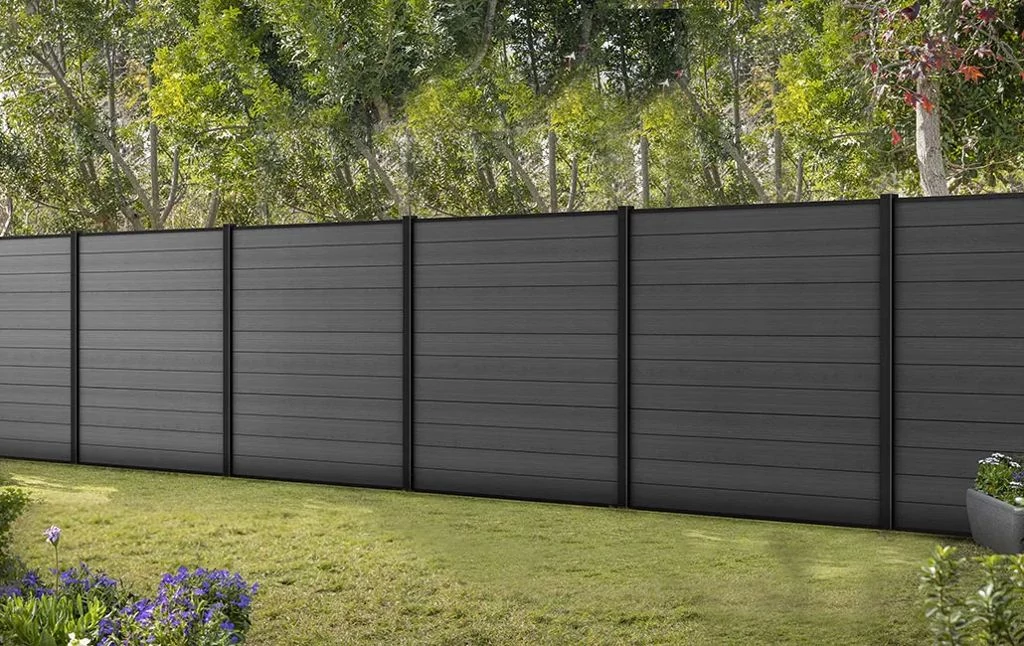 Teljes Keter P-Graphite kerítésvonal kertben, modern és zárt panelrendszerrel.