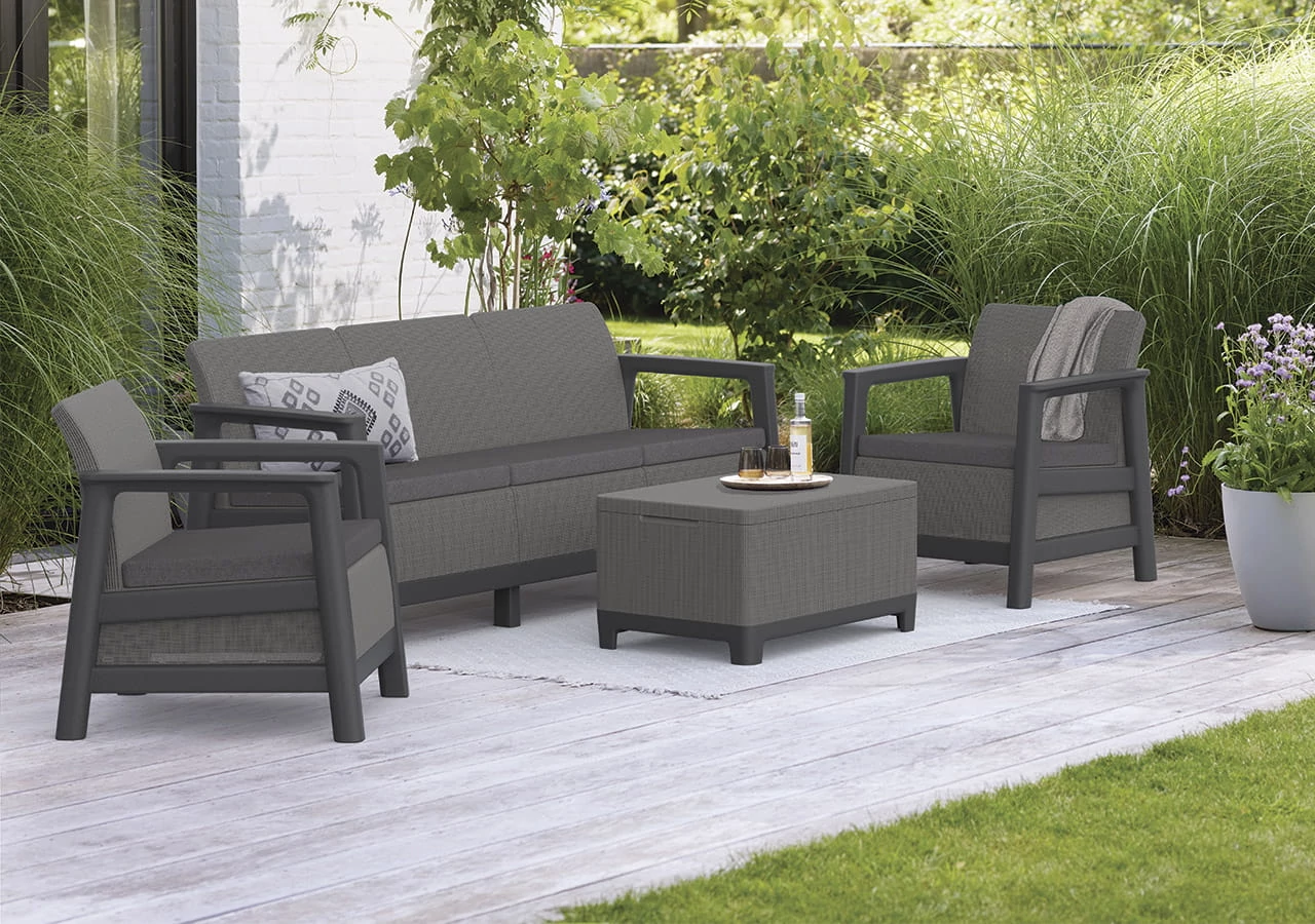 Scandi Linea 5 személyes kerti bútor szett kanapéval, két fotellel és tárolós asztallal modern teraszon.