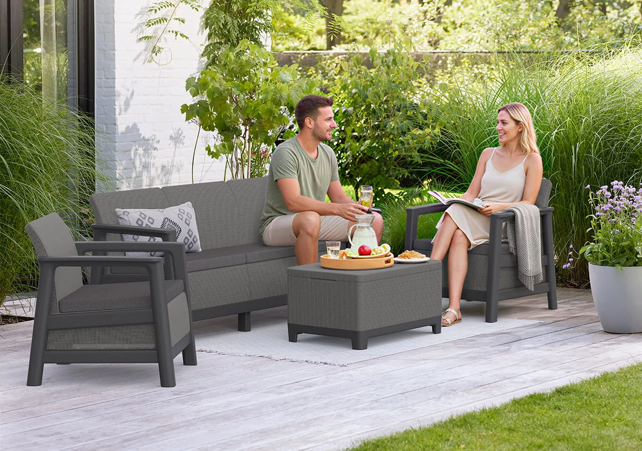 Scandi Linea kerti bútor szett teraszon, hangulatos pihenőkörnyezetben.