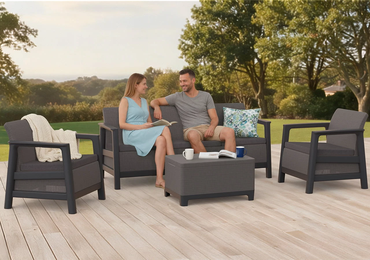 Scandi Linea kerti bútor szett használat közben, családi környezetben kertben.