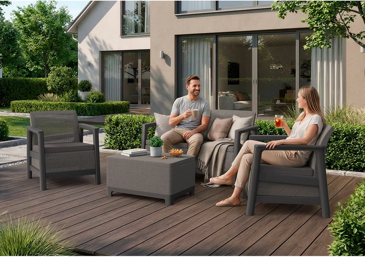 Scandi Linea kerti bútor szett kanapéval és fotelokkal, családi környezetben használat közben.