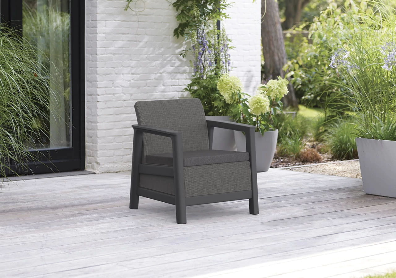 Scandi Linea kerti fotel grafit színben, modern teraszon elhelyezve, széles ülőfelülettel és kényelmes karfákkal.