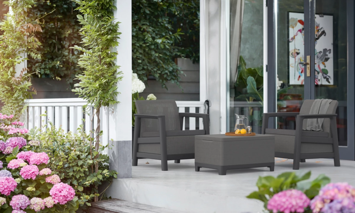 Scandi Linea balkon szett grafit színben, két fotellel és tárolós asztallal, modern teraszon elhelyezve.