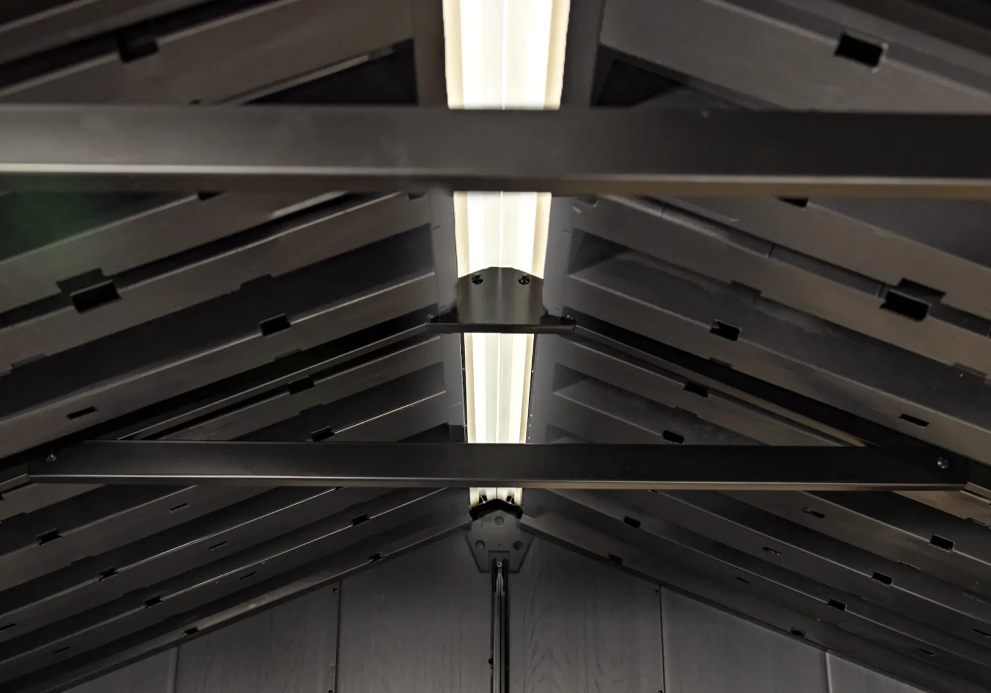 APEX kerti ház belső tér, tetőszerkezet és természetes fény.