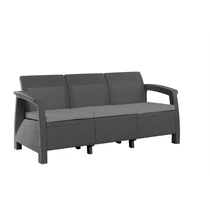 Elegáns, háromszemélyes Corfu Love Seat Max műrattan kerti kanapé, sötétszürke színben, kényelmes párnázott ülésekkel. Modern formatervezésével tökéletes választás kertekbe, teraszokra vagy beltéri használatra, fehér háttéren