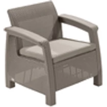 Műrattan kertifotel, elegáns szürke színben, puha párnákkal, kiválóan alkalmas kisebb terek berendezésére. Időjárásálló, könnyen tisztítható, kényelmes ülőhelyet biztosít. Fehér háttér előtt fotózva.