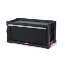 Fekete KETER szerszámos láda, moduláris fiókkal és kivehető elválasztókkal, rozsdamentes acél záróelemmel. A kompakt kialakítás segít a hely maximális kihasználásában, fehér háttéren fotózva.