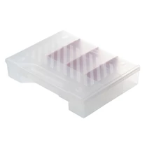 Átlátszó műanyag rendszerező doboz, 11 rekesszel, ideális kisebb alkatrészek, például csavarok és szögek tárolására. Biztonságos záródás jellemzi, mérete: 25 cm x 18,6 cm x 5,2 cm. Fehér háttéren fotózva.