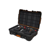 Fekete szerszámosláda, narancssárga részletekkel, kinyitva két fúróval, akkumulátorral és kiegészítőkkel, puha belső párnázattal a szerszámok védelmére. Ideális szerszámkészlet tárolására és szállítására.