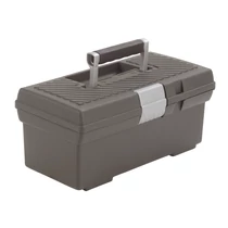 Gri színű CURVER PRÉMIUM szerszámosláda gumírozott fogantyúval, osztott belső tárolóval a szerszámok és apró alkatrészek elkülönítésére. Kiváló minőségű műanyagból készült, praktikus és tágas kialakítással.