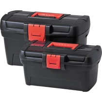 Két fekete CURVER HEROBOX BASIC szerszámosláda, piros záróelemekkel és ergonomikus fogantyúval, egy kisebb és egy nagyobb méretben, kompakt tárolási megoldásként fotózva fehér háttéren.