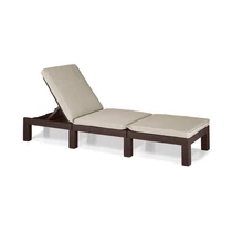 DAYTONA DELUXE műanyag napozóágy világos színű, puha párnákkal, négy pozícióba állítható háttámlával. Strapa- és időjárásálló, elegáns dizájn, fehér háttéren fotózva.