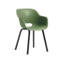 Zöld színű NOA CUP kerti szék, fém lábakkal, modern és ergonomikus „csésze” forma jellemzi. A szék beltéren és kültéren egyaránt használható, időjárásálló és könnyen tisztítható. Fehér háttéren fotózva.