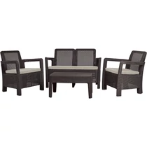 Tarifa műrattan kerti bútor szett, sötétbarna színben, mely két fotelből, egy kétszemélyes kanapéból és egy négyszögletes asztalból áll. A bútorok időjárásállóak és elegantus megjelenésűek, ideálisak kerti partikhoz.