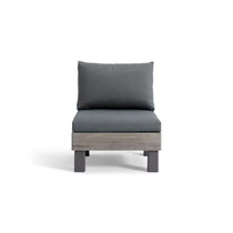 Modern, szürke kárpitozású, egy személyes kerti kanapé, természetes fa hatású aljjal és csúszásmentes párnákkal, fehér háttéren fotózva, ideális kültéri használatra. Moduláris kialakítása lehetővé teszi a könnyű variálást.