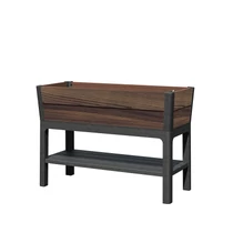 Műanyag kerti virágláda, emelt talapzattal, természetes fa hatású felülettel. Az alsó polc praktikus tárolást biztosít, ideális kültéri és beltéri használatra, modern dizájnnal és időjárásálló kivitelezéssel.