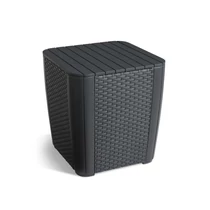 Fekete műrattan kerti asztal, tároló funkcióval, négyszögletes formával. Az asztal praktikus kiegészítő erkélyekhez vagy teraszokhoz, időjárásálló, könnyen tisztítható. Fehér háttéren fotózva.