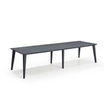 Sötét szürke műanyag kerti asztal, hosszú és keskeny formával, amely akár 8-12 személy számára is helyet biztosít. Könnyen tisztán tartható, időjárásálló és modern megjelenésével bármilyen környezetbe illik. Fehér háttéren