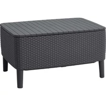 Sötét szürke, rezolit asztallapú tárolós asztal, nádfonás ihlette textúrával, tűzálló műanyagból készült, négy lábon áll, kültéri használatra ideális, alacsony karbantartási igényű.