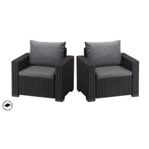 Két darabból álló, fekete színű, fonott rattan hatású California fotel szürke párnákkal. A bútorok kültéri használatra tervezettek, kényelmes pihenést biztosítanak a meleg nyári napokon.