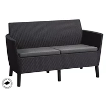 Kétrészes, fekete műrattan kert kanapé, szürke párnákkal, áramvonalas formával és stabil lábakkal. Ellenáll az időjárás viszontagságainak, könnyen tisztítható. Fehér háttéren fotózva.