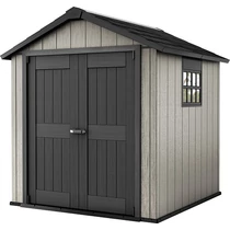 Festhető műanyag kerti ház, nyeregtetős kialakítással, szürke és fekete színben, dupla falú panelekből készült. Elülső részén nyitható ajtók és egy ablak található, a háttere fehér.