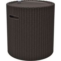 Bársonyos megjelenésű, sötétbarna műrattan Cool szék, amely tároló funkcióval rendelkezik, ülőként is használható. Időjárásálló és könnyen tisztítható, ideális kültéri használatra.