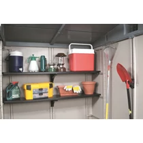 Fekete polcokkal berendezett szerszámos ház belső tere, különböző eszközökkel, mint például fehér víztartó, zöld permetező, piros hűtőtáska és sárga szerszámtároló láda. A polcokon virágcserép és kesztyűk találhatók,