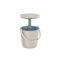 Könnyű, bézs műanyag hűtőláda asztallappal, amely kinyitva tárolásra és italok hűtésére is használható. Az időjárásálló kivitel és a fogantyú megkönnyíti a szállítást piknikekhez és strandkunshoz.