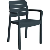 Sötétkék műanyag kerti szék kartámaszokkal, egyszerű vonalvezetéssel. Az időjárásálló szék ideális kültéri és beltéri használatra, könnyen tisztítható, modern megjelenésű. Fehér háttéren fotózva.