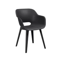 Fekete, műanyagból készült Akola kerti szék, lekerekített háttámlával és kartámasszal, modern dizájnnal. Az időjárás viszontagságaival szemben ellenálló, könnyen tisztítható, fehér háttéren fotózva.