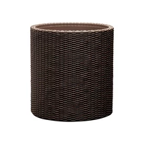 Kerek, sötétbarna műanyag virágtartó, természetes rattan ihlette fonott mintázattal, időjárásálló és könnyen tisztítható. Ideális választás kültéri használatra, stabil és tartós kialakítással rendelkezik.