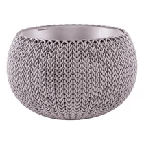 Felakasztható, modern formájú műanyag virágtartó, horgolt mintázatú felülettel, világosszürke színben. Az időjárásálló kivitel beltéri és kültéri használatra is ideális. Kézi ápolásra alkalmas.