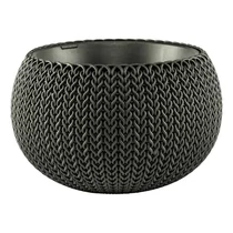 Kerek, horgolt mintázatú, barna műanyag virágtartó, lekerekített forma, kültéri és beltéri használatra. Az időjárás- és UV-álló anyag megkönnyíti a növények átültetését. Fehér háttéren fotózva.