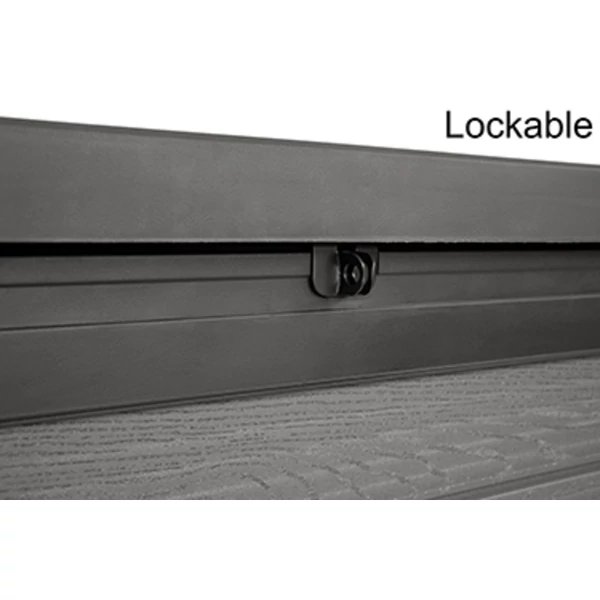 Zárható fedél részlet, amely a Cortina műanyag kerti ládán található. A képen látható mechanizmus egyszerűsíti a tárolás védelmét, biztosítva a biztonságos használatot kültéri környezetben.