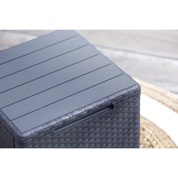 aki éppen fedi a tárolót. A tároló fekete színű