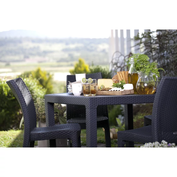 környezetbarát és időjárásálló. Két személy ül az asztalnál