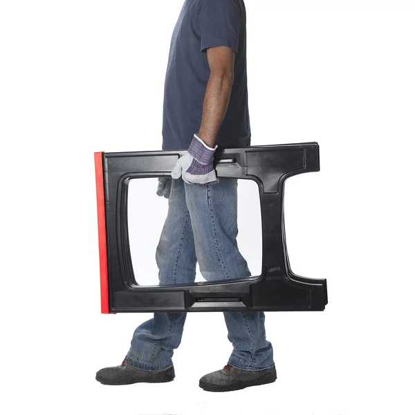 Egy férfi, aki védőkesztyűben egy fekete műanyag fűrészbakot tart a kezében, miközben farmernadrágot és munkacipőt visel. A háttér fehér, amely kiemeli a terméket.