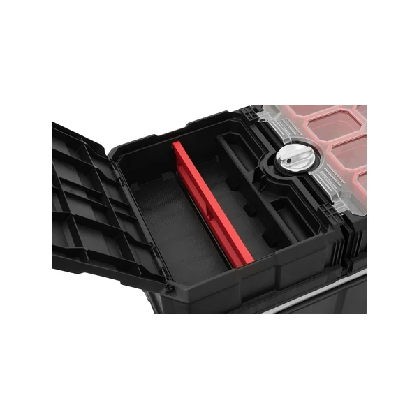 A KETER 'MASTERLOADER' szerszámosláda nyitott állapotban, fekete műanyagból készült, kivehető piros elválasztóval és vízszintes fedéllel, amely könnyű hozzáférést biztosít a tárolt szerszámokhoz.