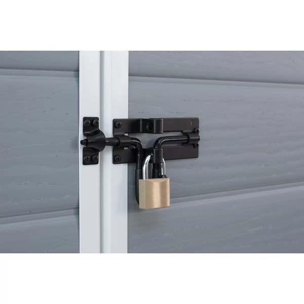 A MANOR 4X6 kerti ház zárja és kezelőszerkezete, fekete fém anyagból, ezüst színű lakattal, szürke fa hatású oldalfalakkal, modern tárolási megoldásként bemutatva.