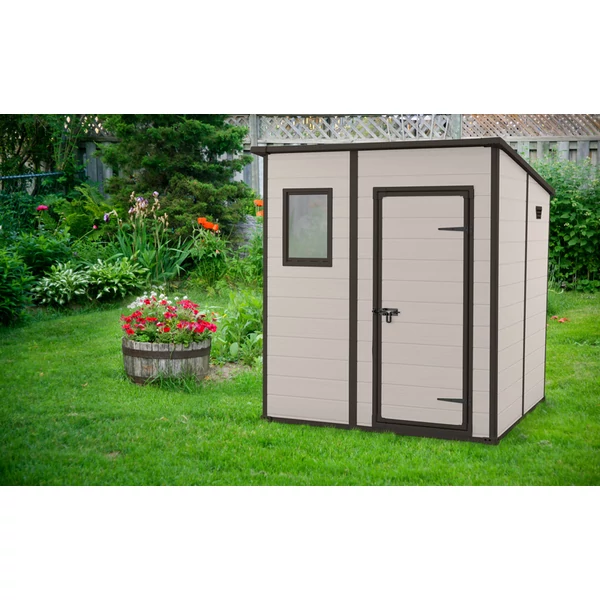 A MANOR PENT 6x6 műanyag szerszámos ház a kertben, szellőzőablakkal és biztonsági zárral, természetes fa hatású falakkal és időjárásálló kialakítással, virágágyás mellett áll.