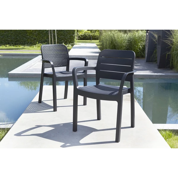 a megfelelő támogatást biztosító kartámaszokkal