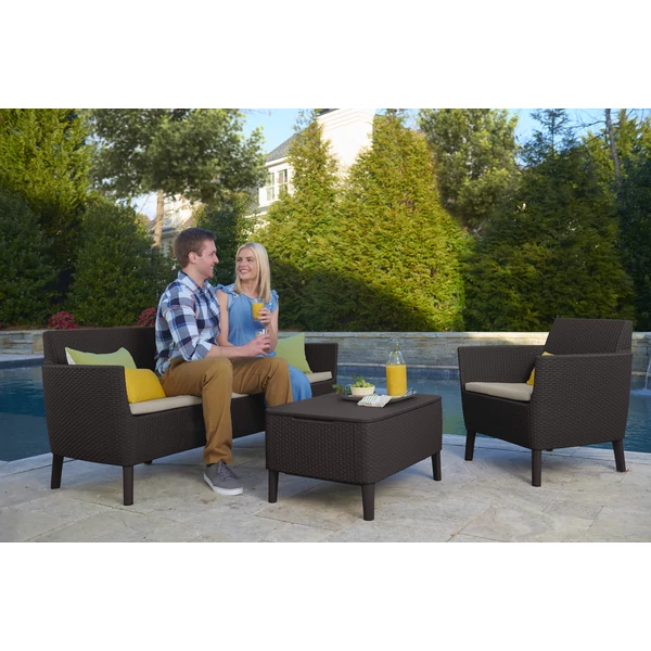 Modern, 5 személyes SALEMO műrattan kerti bútor szett, a képen látható háromszemélyes kanapéval és fotelokkal, elegáns dizájnnal és tároló asztallal. A háttérben zöld növények és egy medence látható.