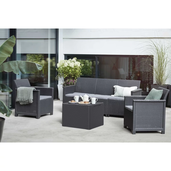 Két darab Elodie műrattan kerti fotel, szürke ülőpárnákkal, kényelmesen elhelyezve egy modern terasz közepén, mellettük egy asztallal, teás és süteményes készlet díszíti az elrendezést.