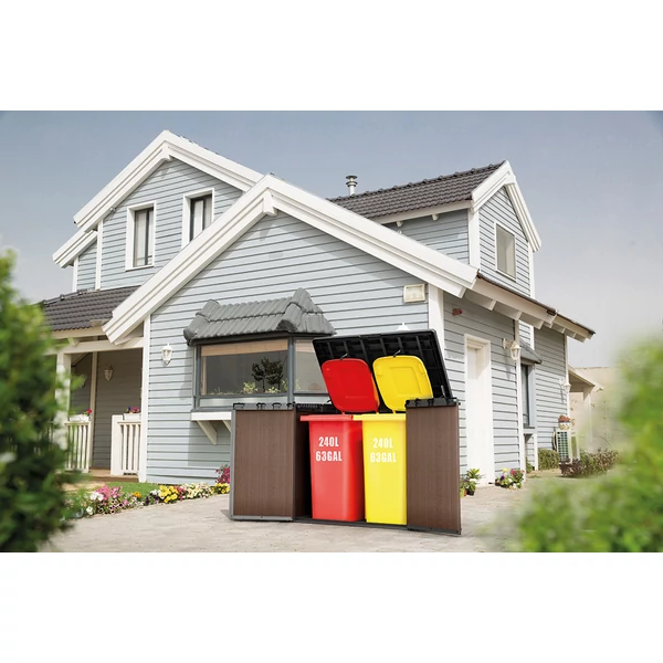 Kéttárolós, 240 literes, fém keretű kerti hulladéktároló, sötétbarna háttérrel, nyitott piros és sárga fedéllel, otthonos udvaron elhelyezve, szürke színű ház mellett.