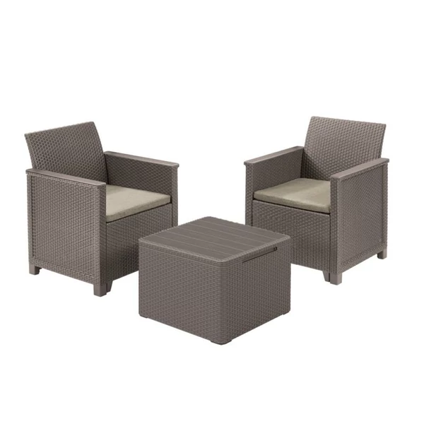 Két szürke színű, műrattan fotel és egy párnatartós asztal található egy sík háttér előtt. A fotelok kényelmes ülőpárnákkal rendelkeznek, az asztal stílusos, praktikus kialakítású. Ideális teraszokra vagy kisebb kertekbe.