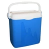 Kék, műanyag hűtőtáska, fehér tetővel és kényelmes fogantyúval, 20 liter űrtartalommal. Tökéletes választás családi kirándulásokhoz, horgászatokhoz vagy piknikezéshez.