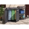 Szürke KETER MOBY hulladéktároló rendszer, zárható ajtókkal és állítható fedéllel, három színes műanyag újrahasznosító zsákkal az oldalon, világos, kültéri környezetben, egy különálló tárolópolc közelében.