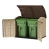 Két zöld színű, 96 gallonos kukát tároló, barna fedéllel ellátott, műanyag kerti tároló, nyitva lévő ajtókkal és fedéllel, világos háttér előtt. Ideális kerti eszközök és tartozékok tárolására.