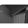 Fekete színű, műanyag kerti ház részlete, az elülső részén látható a modern, vízszintes paneles kialakítás és a fekete, cserépformájú tető. A stabilitást és időjárás-állóságot garantáló anyag használata jellemzi.